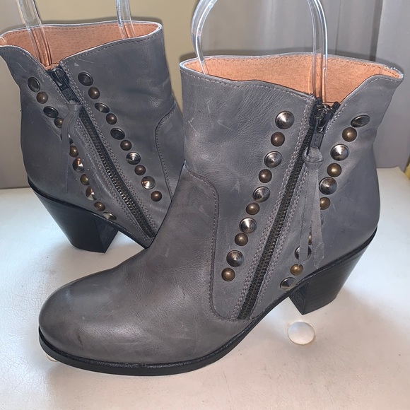 CHIO Studded Block Heels Gray Distressed Leather Ankle Boots Studded Boho 38 - Picture 1 of 8